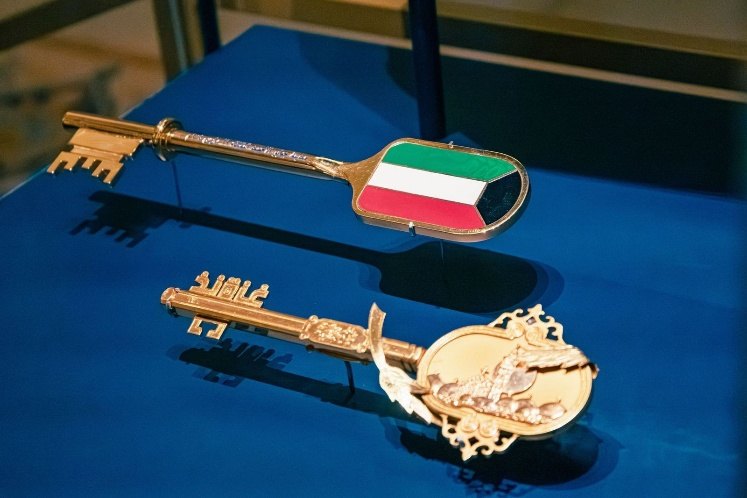 Two ornate ceremonial keys to the city on a blue display